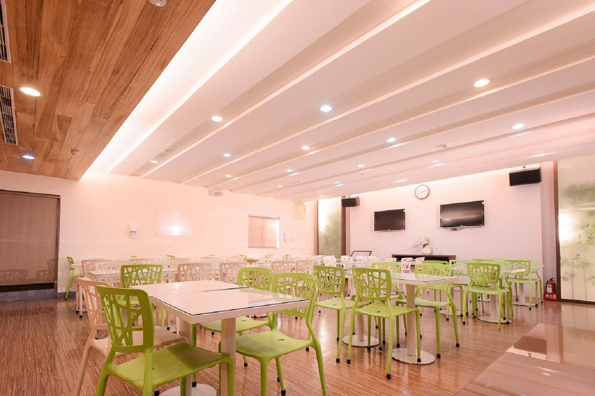 Kiwi Express Hotel - Kaohsiung Station Exterior photo